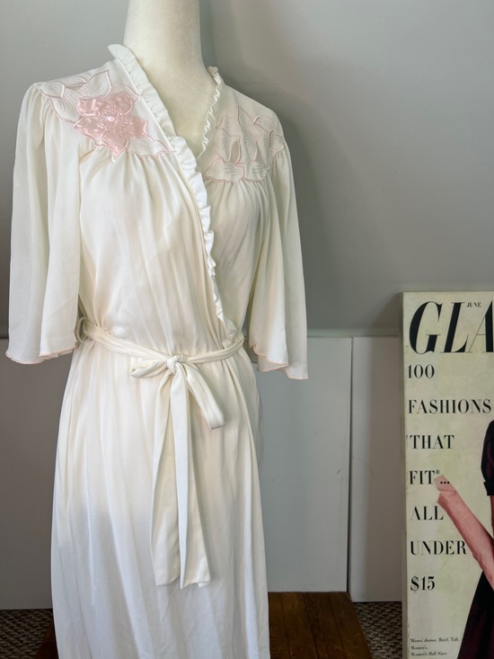 Miss Elaine Other - Vintage 1980s Miss Elaine Cream nylon Robe Pink Embroidered Yoke half sleeves